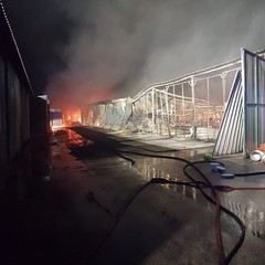 Fiamme in zona Barberini, rogo all'interno di un'autorimessa