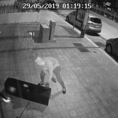 Colpo in un'agenzia di scommesse in via Regina Margherita: le immagini delle telecamere