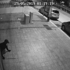 Colpo in un'agenzia di scommesse in via Regina Margherita: le immagini delle telecamere