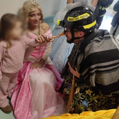 La Befana arriva in Pediatria con l'autoscala dei Vigili del Fuoco