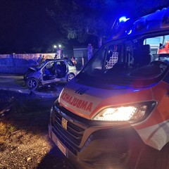 Auto si schianta contro un muretto in via Andria