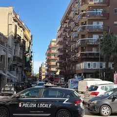 Incendio sul tetto di un palazzo in via d'Aragona a Barletta