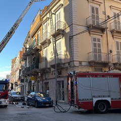 Incendio sul tetto di un palazzo in via d'Aragona a Barletta