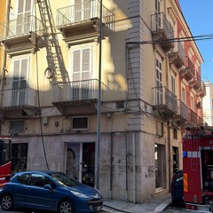 Incendio sul tetto di un palazzo in via d'Aragona a Barletta