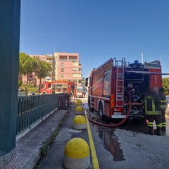 Auto in fiamme in un box in via dei Pini