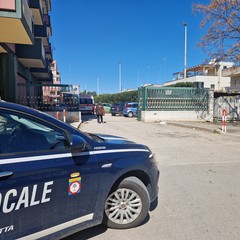 Auto in fiamme in un box in via dei Pini