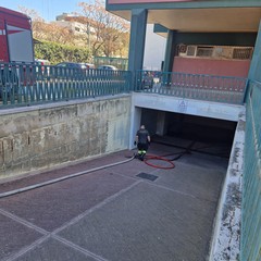 Auto in fiamme in un box in via dei Pini