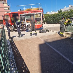 Auto in fiamme in un box in via dei Pini