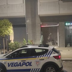 Esplosione nella notte: assalto al bancomat della BCC in via Giulini