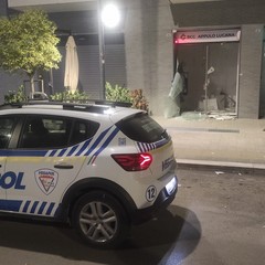 Esplosione nella notte: assalto al bancomat della BCC in via Giulini