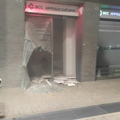 Esplosione nella notte: assalto al bancomat della BCC in via Giulini