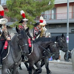 Disfida di Barletta, la sfilata a cavallo in città dei Carabinieri