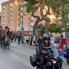 Disfida di Barletta, la sfilata a cavallo in città dei Carabinieri