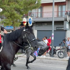 Disfida di Barletta, la sfilata a cavallo in città dei Carabinieri