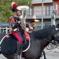 Disfida di Barletta, la sfilata a cavallo in città dei Carabinieri
