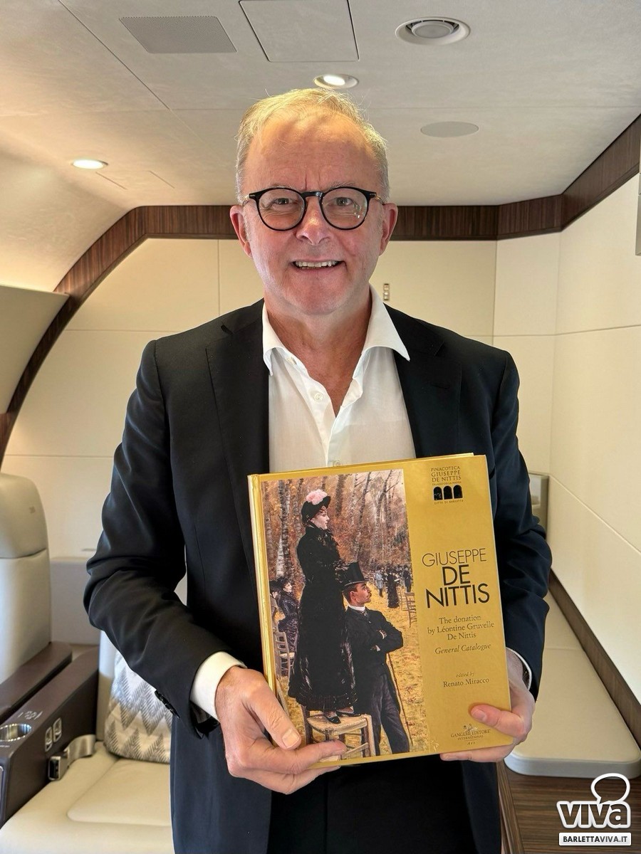 Il Premier australiano Anthony Albanese riceve il catalogo della collezione De Nittis