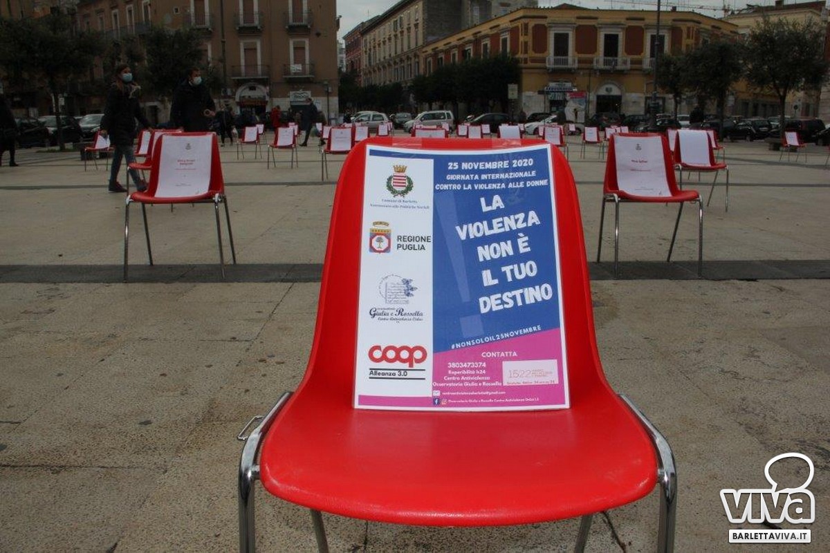 Oltre 50 sedie rosse in piazza Moro per ricordare le vittime delle violenze