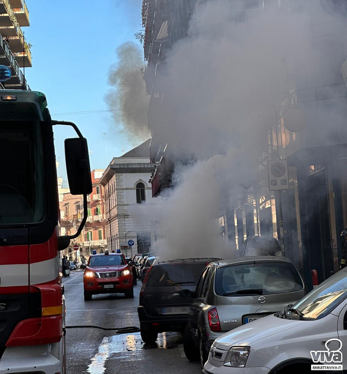 Auto in fiamme in via Renato Coletta, rogo domato