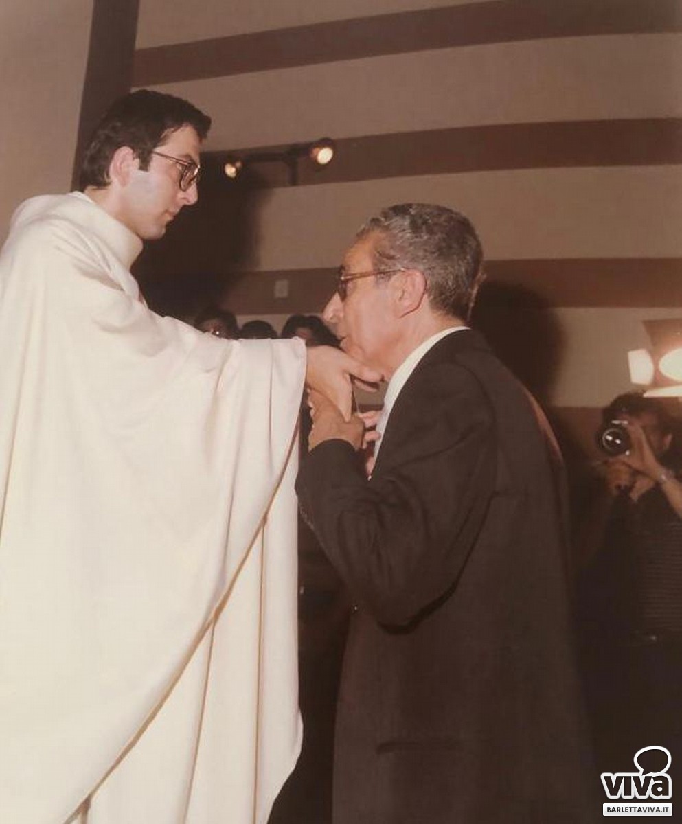Don Gino con il papà nel giorno della sua ordinazione sacerdotale