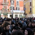 Grave atto durante la protesta studentesca