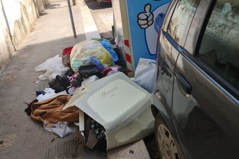 Rifiuti abbandonati in via Canosa