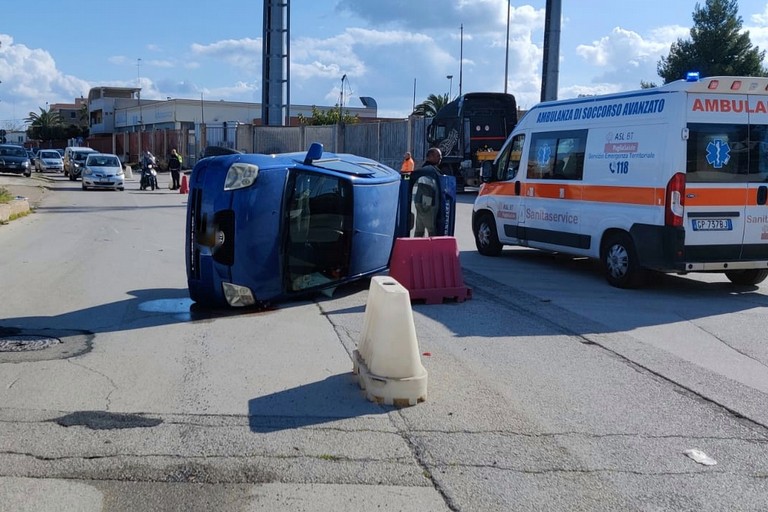 Incidente in via Callano, automobile ribaltata