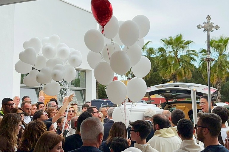 Barletta in silenzio per il piccolo Checco: commozione per l’ultimo saluto