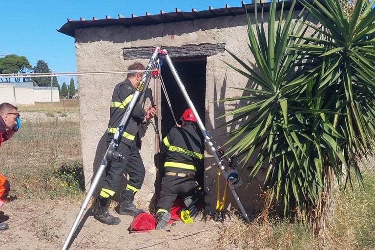 Cade in un pozzo in via Foggia a Barletta, intervengono i Vigili del Fuoco