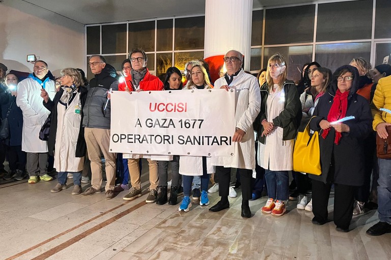 “100 ospedali per Gaza”: luci accese anche al Dimiccoli di Barletta. <span>Foto Valentina Paolillo</span>