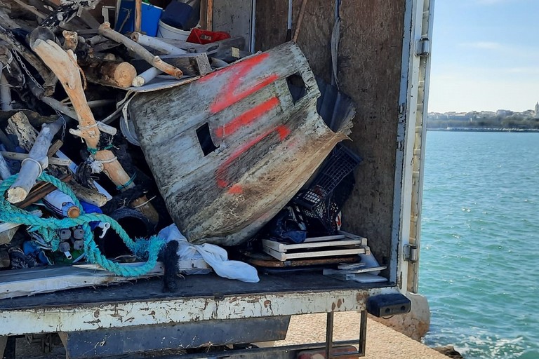 Rifiuti rimossi dal Molo di Levante