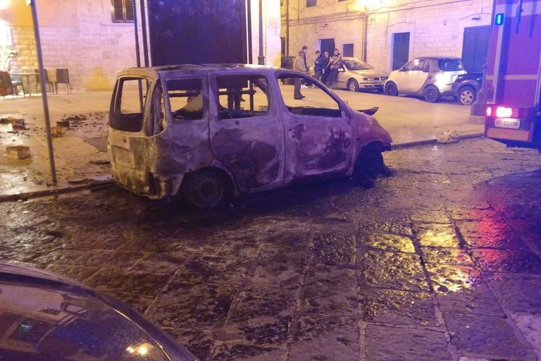 Capodanno di fuoco, auto in fiamme in via Cialdini