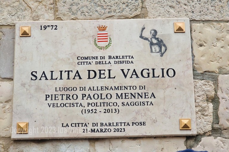 La targa in memoria del campione barlettano Pietro Mennea sulla Salita del Vaglio. <span>Foto Ida Vinella</span>