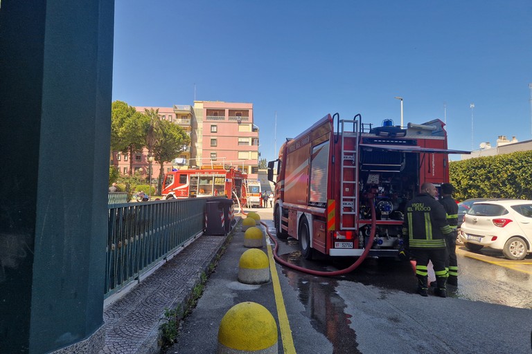 Incendio auto via dei Pini Barletta
