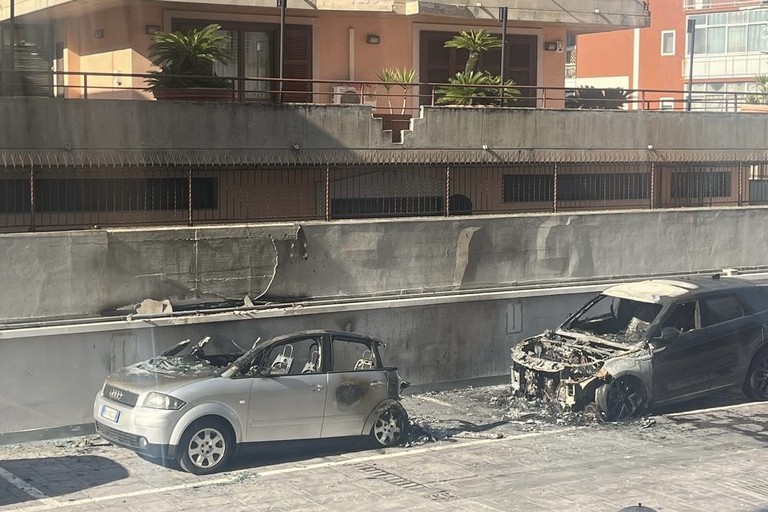 Auto incendiate via Scommegna