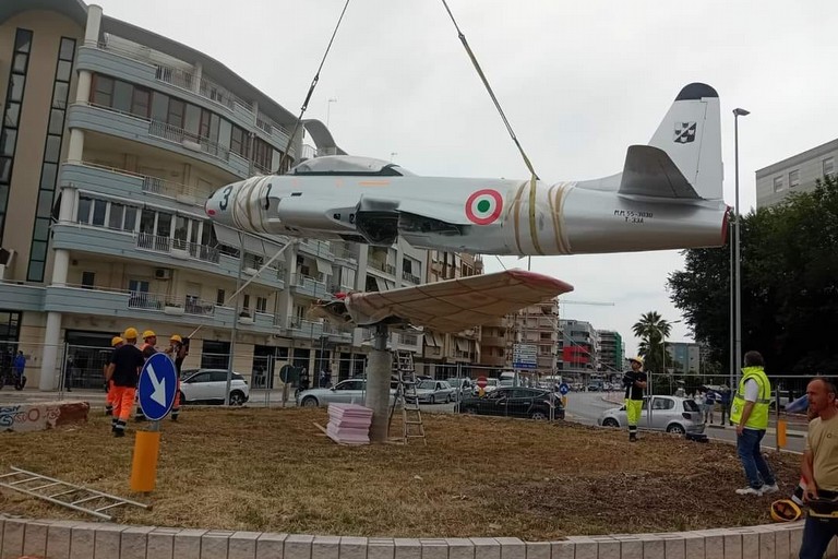 Velivolo militare in via Foggia