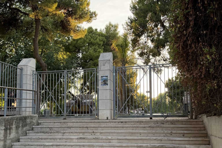 Chiuso il cancello della villa del Castello, Musti: «Dove sono le indicazioni per i visitatori?»