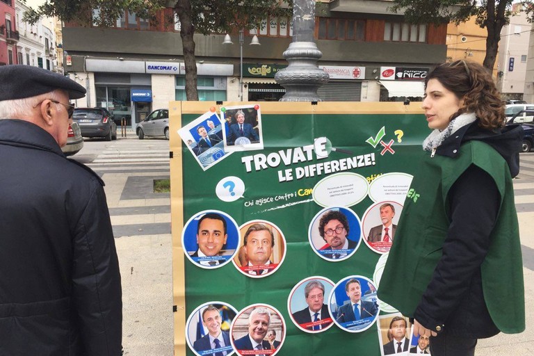 Greenpeace protesta in piazza a Barletta contro il governo Conte