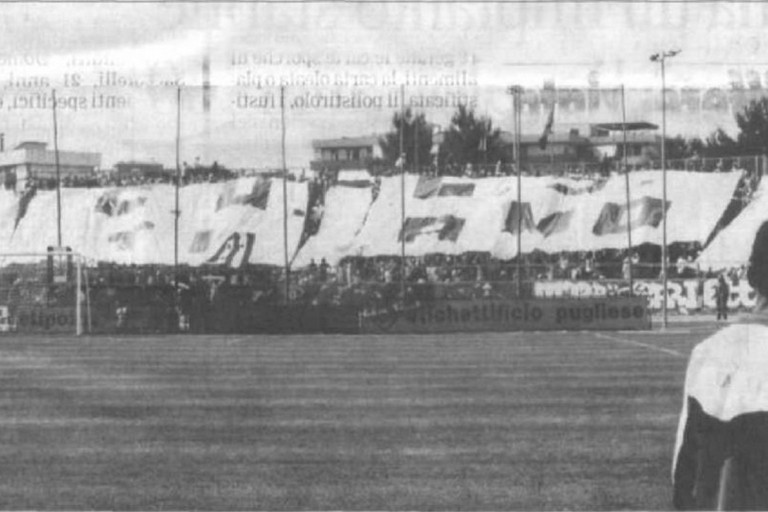 Barletta Calcio. <span>Foto Gazzetta del Mezzogiorno, Calvaresi, 1998</span>