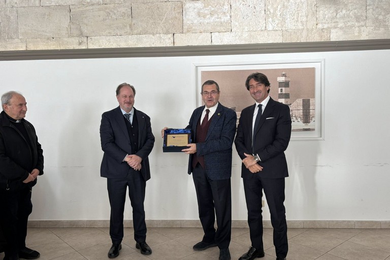 Saluto a Tito Vespasiani. <span>Foto Autorità di Sistema Portuale Adriatico Meridionale</span>