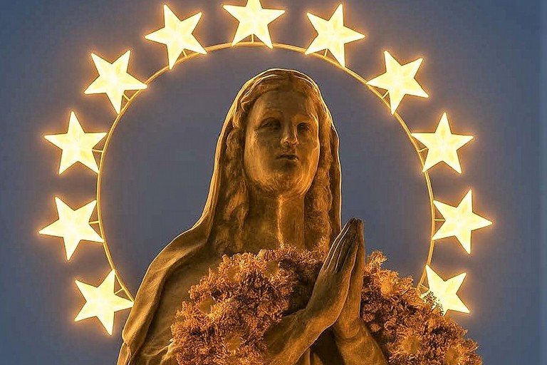 Si riaccendono le 12 stelle che incoronano la Madonna di Piazza Plebiscito