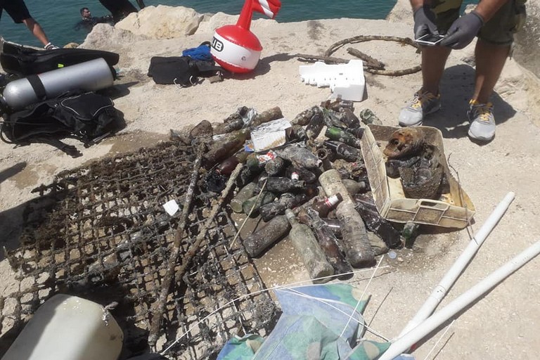 Bottiglie di birra e metalli vari sui fondali di Barletta