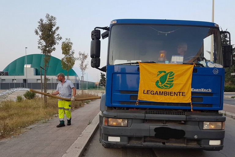 Alberi senz'acqua nella periferia di Barletta, in azione i volontari di Legambiente