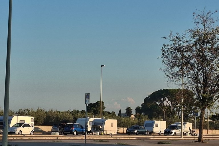 Campo nomadi parcheggio via Lattanzio