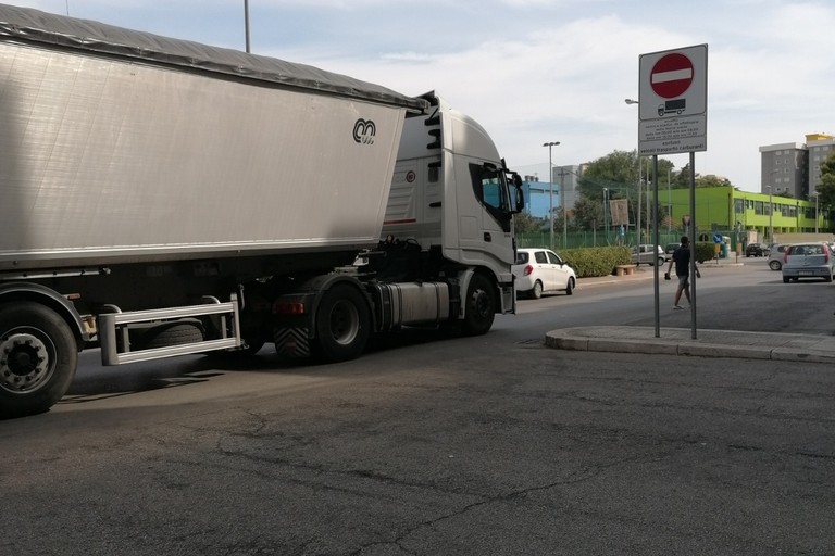 Tir in transito in via Rossini