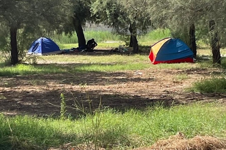 Accampamenti di fortuna lungo la litoranea di Ponente