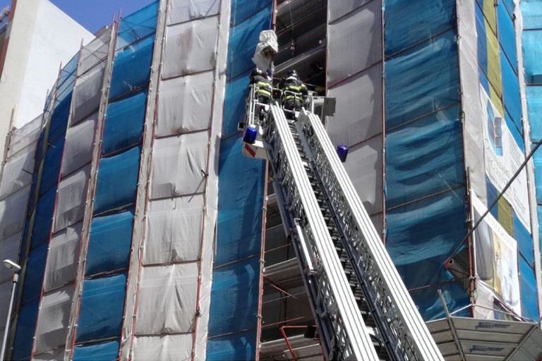Malore in via Alvisi, muore un operaio