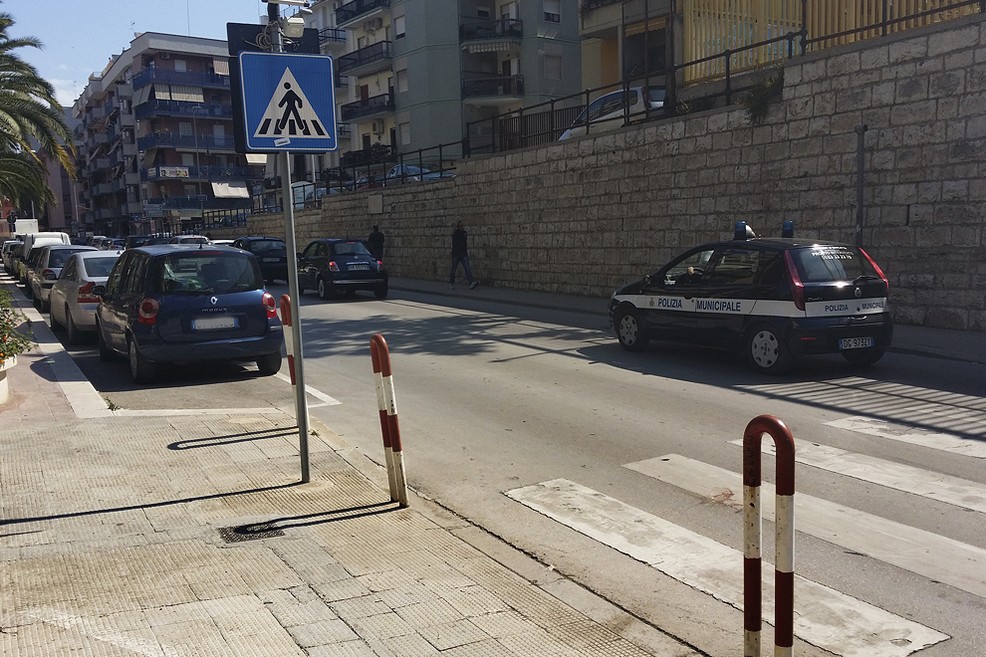 Signora investita in via Alvisi. <span>Foto Mario Sculco</span>