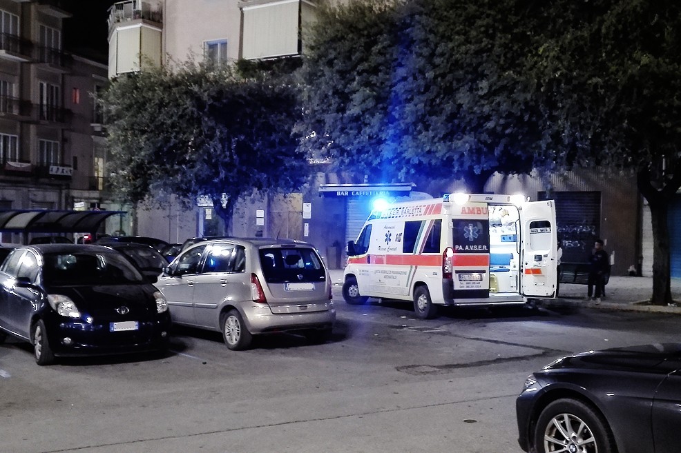 Ambulanza in piazza Conteduca. <span>Foto Francesca Piazzolla</span>