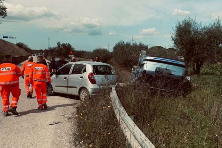 Incidente in via Vecchia per Canosa: veicolo si ribalta Incidente in via Vecchia per Canosa: veicolo si ribalta