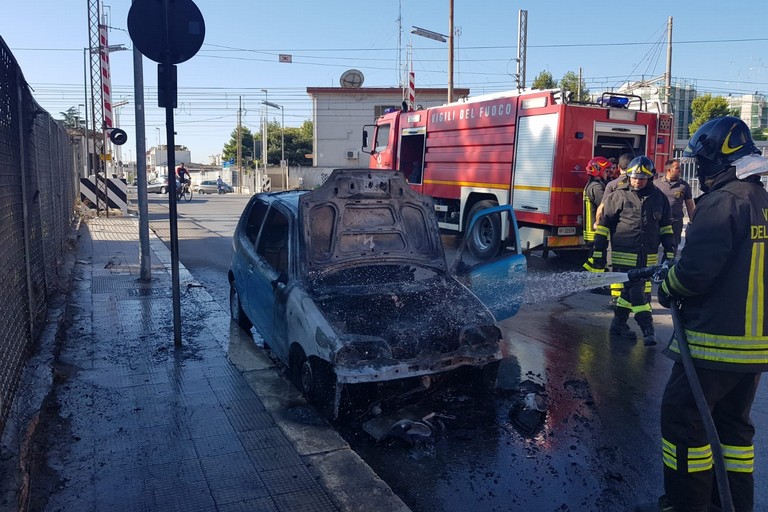 Auto in fiamme
